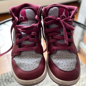 NIKE AIR JORDENS 1 MID SE   BOYS 4.5